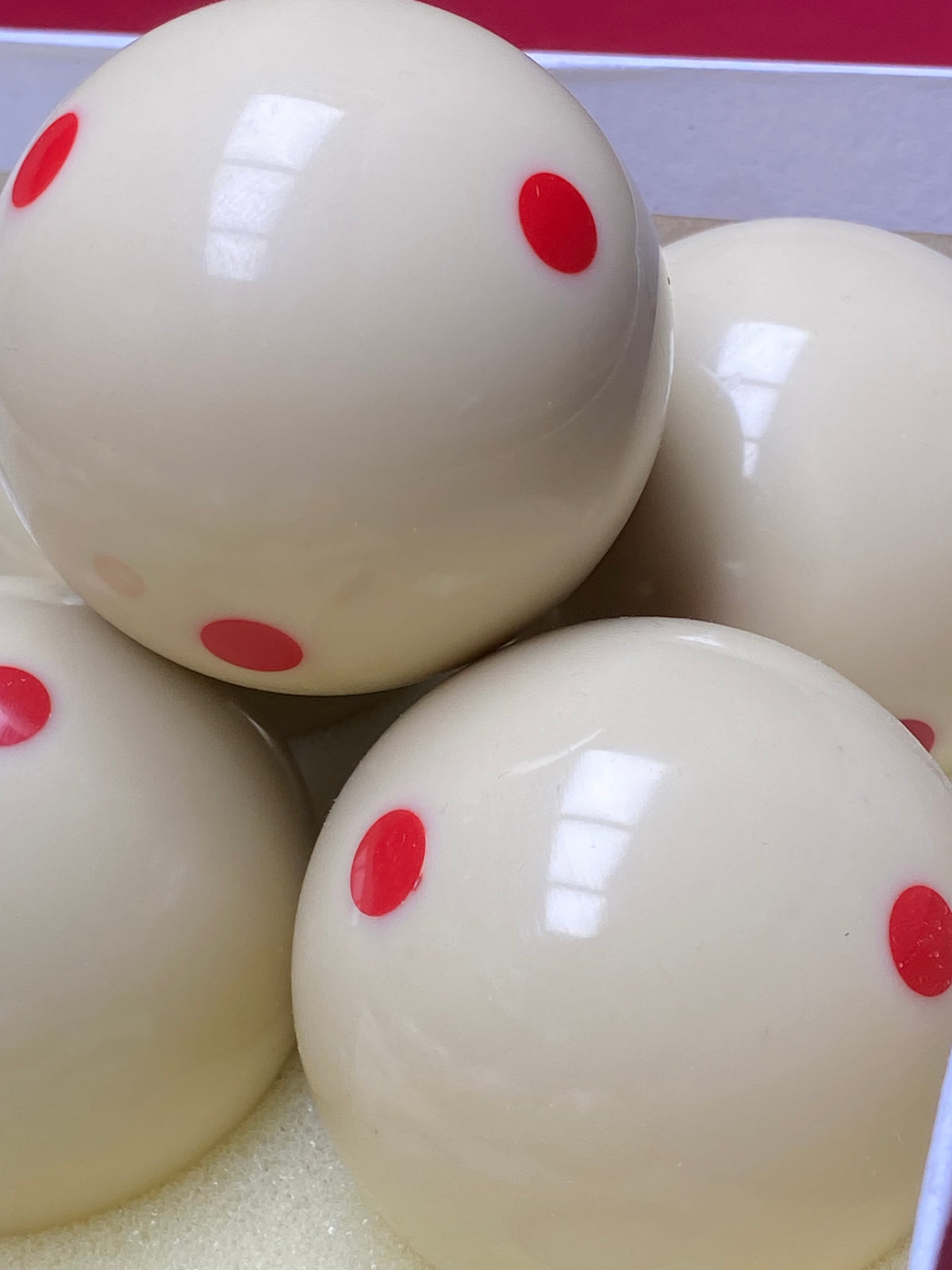 Boule blanch avec point rouge billard
